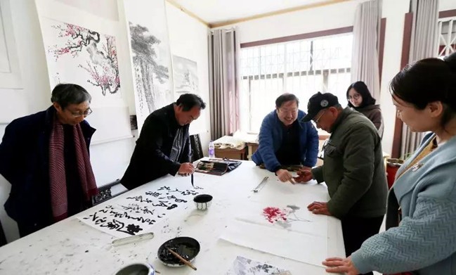 农工党开封市中心医院支部党员在炎黄书画院进行书画学习活动