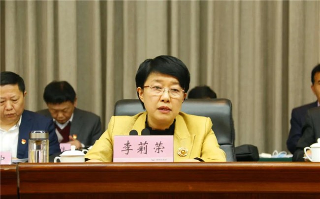 李莉荣代表市工商联六届常委会向大会作了工作报告